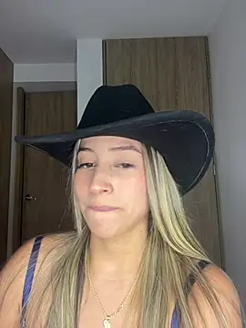 Snapshot of Issabela_G1 chatting on March 19, 2025, 3:52 am Issabela G1 online show from March 19, 2025, 3:52 am