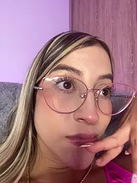 Snapshot of Issabela_G1 chatting on October 15, 2025, 11:49 pm Issabela G1 online show from October 15, 2025, 11:49 pm