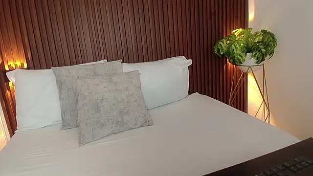 Snapshot of lindaa_natashaa chatting on December 2, 2024, 3:14 pm lindaa natashaa online show from December 2, 2024, 3:14 pm