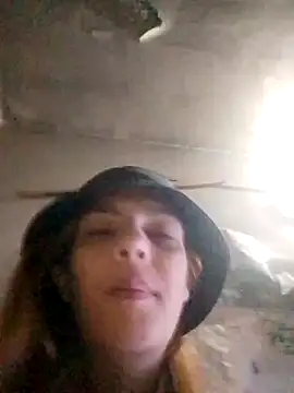 Snapshot of spacegirlll chatting on December 22, 2024, 2:38 pm spacegirlll online show from December 22, 2024, 2:38 pm