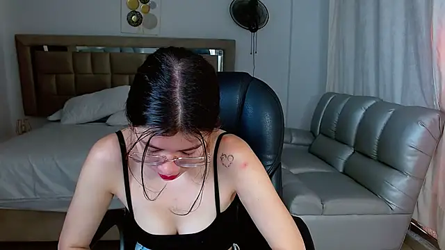 zoecruzz online show from February 11, 2026, 2:22 pm