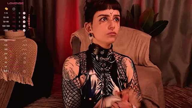 Snapshot of MichaellaMoon chatting on December 1, 2024, 7:58 pm MichaellaMoon online show from December 1, 2024, 7:58 pm