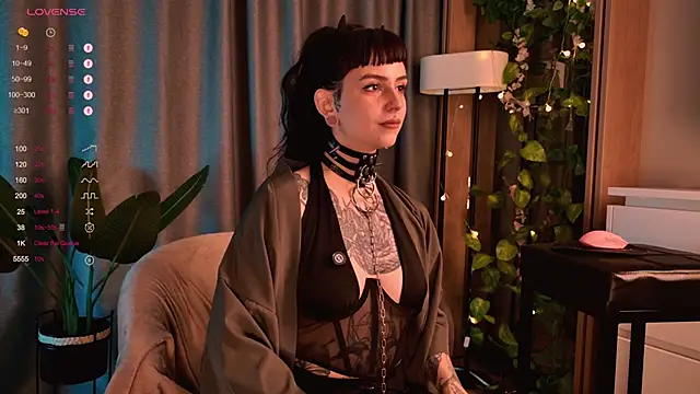 Snapshot of MichaellaMoon chatting on December 9, 2024, 7:18 pm MichaellaMoon online show from December 9, 2024, 7:18 pm