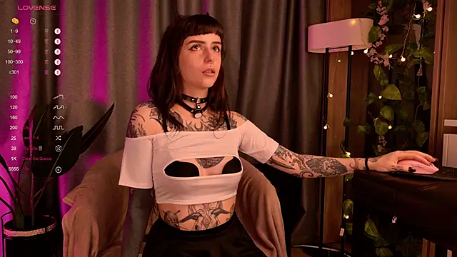 Snapshot of MichaellaMoon chatting on December 11, 2024, 8:50 pm MichaellaMoon online show from December 11, 2024, 8:50 pm