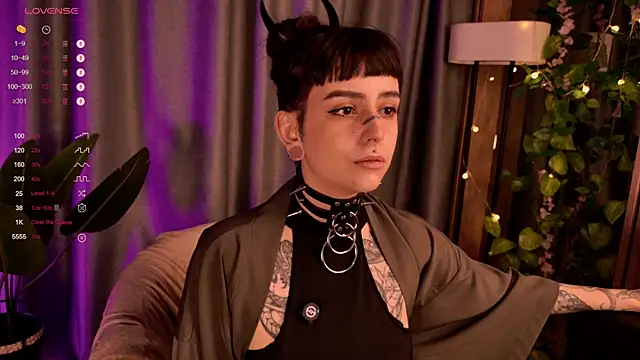 Snapshot of MichaellaMoon chatting on December 12, 2024, 8:32 pm MichaellaMoon online show from December 12, 2024, 8:32 pm