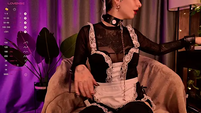 Snapshot of MichaellaMoon chatting on December 16, 2024, 11:07 pm MichaellaMoon online show from December 16, 2024, 11:07 pm