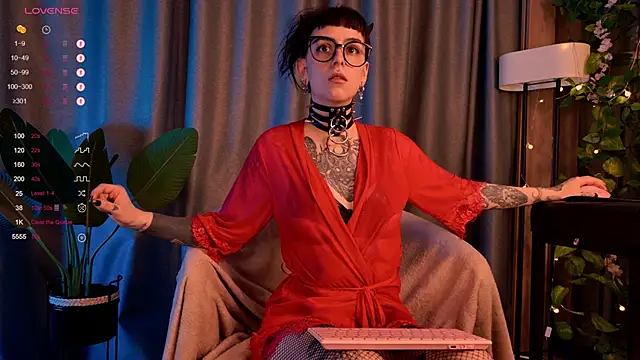 Snapshot of MichaellaMoon chatting on December 19, 2024, 5:40 pm MichaellaMoon online show from December 19, 2024, 5:40 pm