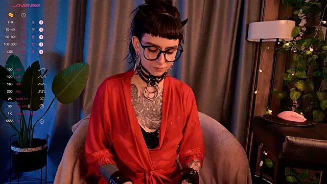 Snapshot of MichaellaMoon chatting on December 19, 2024, 11:57 pm MichaellaMoon online show from December 19, 2024, 11:57 pm