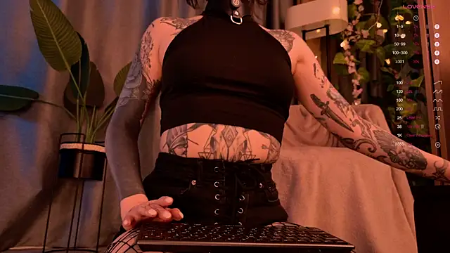 Snapshot of MichaellaMoon chatting on January 10, 2025, 8:15 pm MichaellaMoon online show from January 10, 2025, 8:15 pm