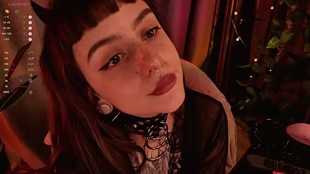 Snapshot of MichaellaMoon chatting on January 24, 2025, 1:45 am MichaellaMoon online show from January 24, 2025, 1:45 am