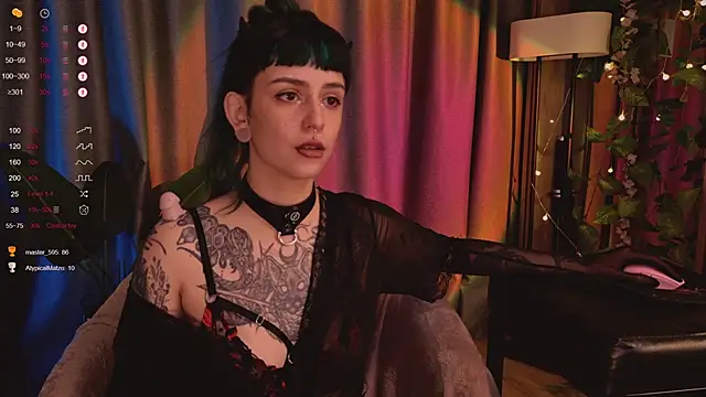 Snapshot of MichaellaMoon chatting on February 6, 2025, 1:16 am MichaellaMoon online show from February 6, 2025, 1:16 am