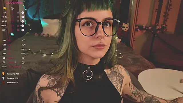 Snapshot of MichaellaMoon chatting on February 19, 2025, 6:00 pm MichaellaMoon online show from February 19, 2025, 6:00 pm