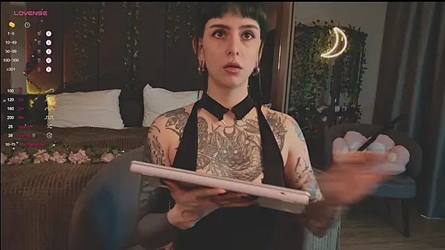 Snapshot of MichaellaMoon chatting on March 16, 2025, 10:33 am MichaellaMoon online show from March 16, 2025, 10:33 am