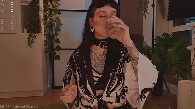 Snapshot of MichaellaMoon chatting on November 8, 2025, 5:23 pm MichaellaMoon online show from November 8, 2025, 5:23 pm