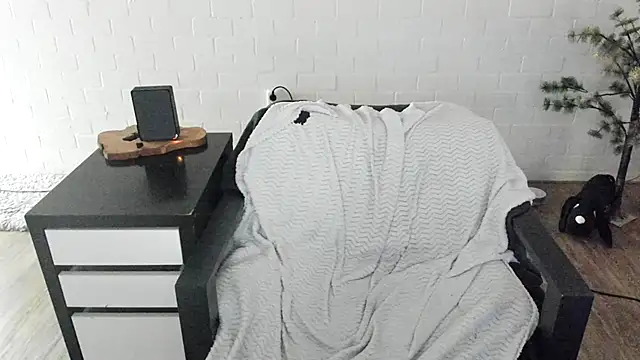 MendiPetite online show from March 16, 2026, 8:46 pm