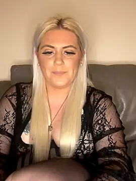 Snapshot of Blondiee3088 chatting on December 3, 2024, 6:28 pm Blondiee3088 online show from December 3, 2024, 6:28 pm