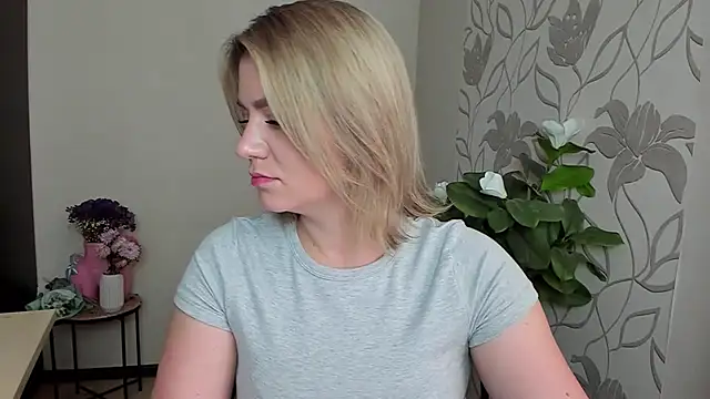 Snapshot of MariaSttone chatting on September 14, 2025, 12:59 pm MariaSttone online show from September 14, 2025, 12:59 pm