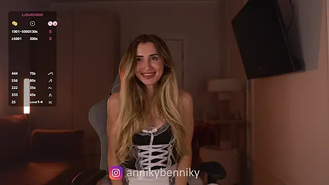 Coconutkittyy online show from March 4, 2025, 5:45 pm