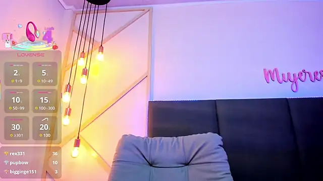 Snapshot of SophieHarris_ chatting on March 20, 2025, 1:35 am SophieHarris online show from March 20, 2025, 1:35 am