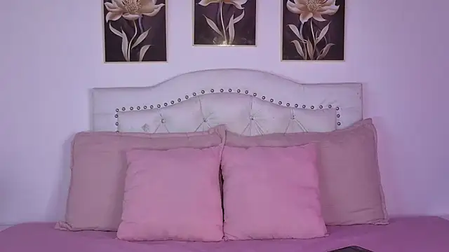 Snapshot of AnneGagner chatting on September 21, 2025, 12:01 am AnneGagner online show from September 21, 2025, 12:01 am