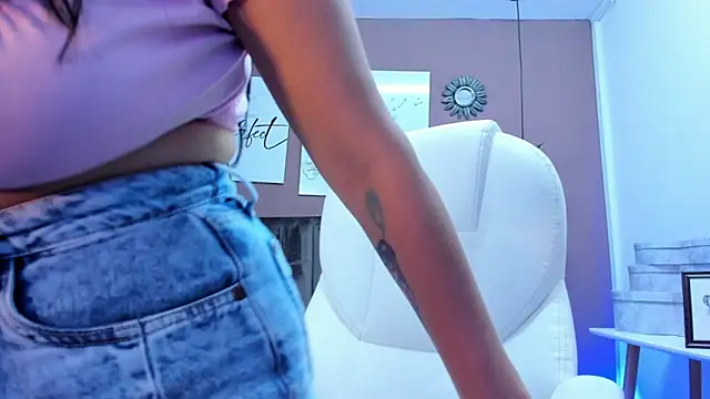 anniemayerx  online show from December 2, 2024, 1:24 pm