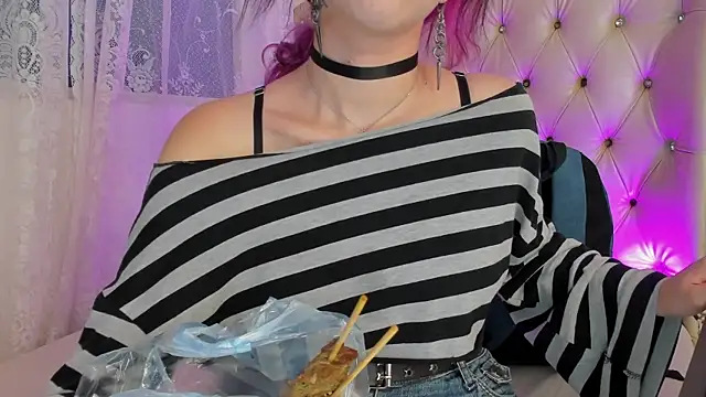 AlexaFoxy18 online show from September 25, 2025, 6:39 am