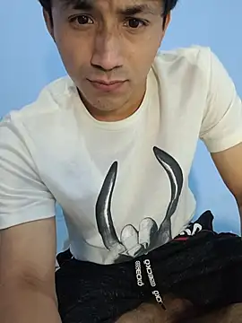 charlesss19 online show from November 3, 2025, 5:14 pm