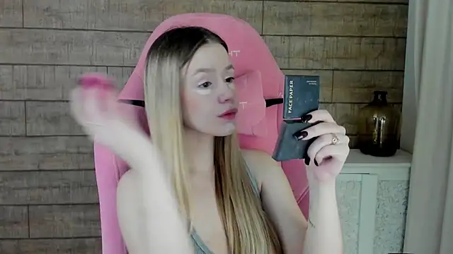 MilanaBalmain online show from November 16, 2025, 4:29 am