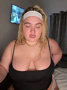 Snapshot of Dolly19x chatting on December 7, 2024, 10:28 pm Dolly19x online show from December 7, 2024, 10:28 pm