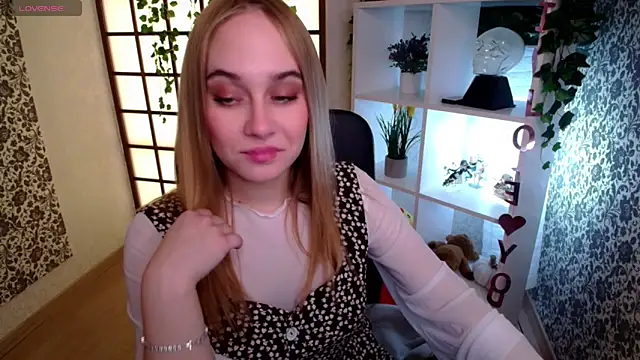 LianaBright online show from December 17, 2024, 2:33 am