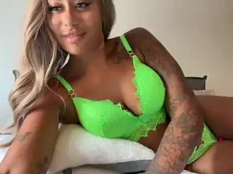 Snapshot of CoCo-Queen chatting on December 6, 2024, 5:31 am CoCo-Queen online show from December 6, 2024, 5:31 am