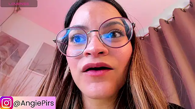 Snapshot of Angie_Pirss chatting on October 15, 2025, 9:59 pm Angie Pirss online show from October 15, 2025, 9:59 pm