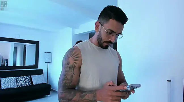 Snapshot of tony_muscle chatting on January 6, 2025, 9:22 pm tony muscle online show from January 6, 2025, 9:22 pm
