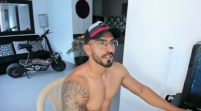 Snapshot of tony_muscle chatting on January 27, 2025, 9:55 pm tony muscle online show from January 27, 2025, 9:55 pm