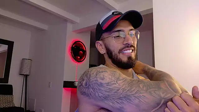 Snapshot of tony_muscle chatting on October 5, 2025, 11:02 pm tony muscle online show from October 5, 2025, 11:02 pm