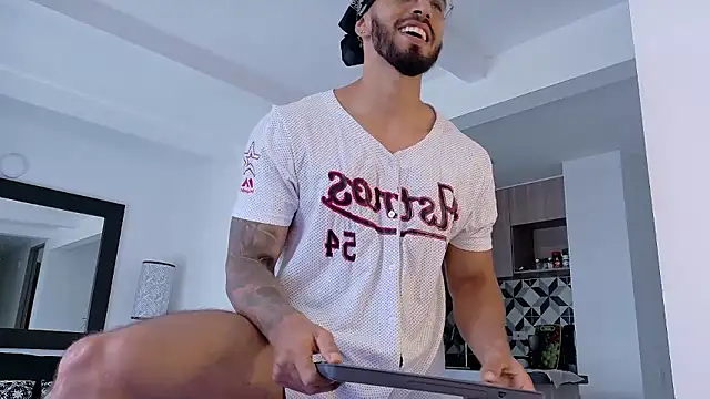 Snapshot of tony_muscle chatting on October 14, 2025, 8:42 pm tony muscle online show from October 14, 2025, 8:42 pm