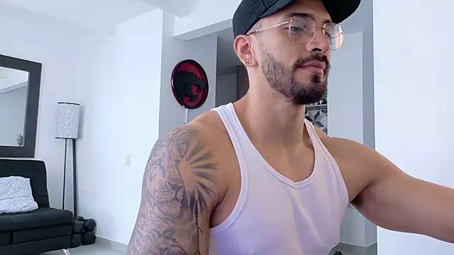 Snapshot of tony_muscle chatting on October 26, 2025, 4:57 pm tony muscle online show from October 26, 2025, 4:57 pm