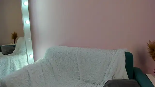 Snapshot of Linablueeyed chatting on January 22, 2025, 9:57 am Linablueeyed online show from January 22, 2025, 9:57 am