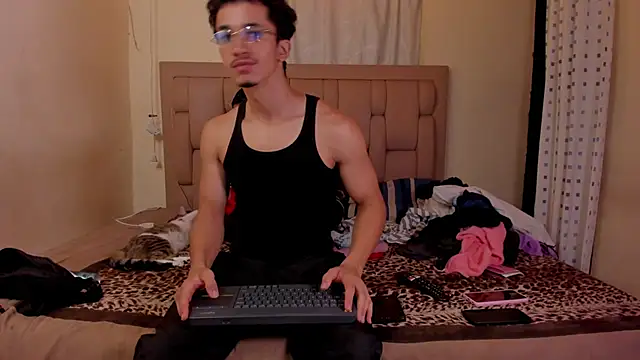 Snapshot of stepcouple_XXX chatting on November 6, 2025, 12:44 am stepcouple XXX online show from November 6, 2025, 12:44 am