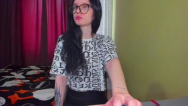 Snapshot of Hi_Kitti chatting on March 11, 2025, 6:53 am Hi Kitti online show from March 11, 2025, 6:53 am