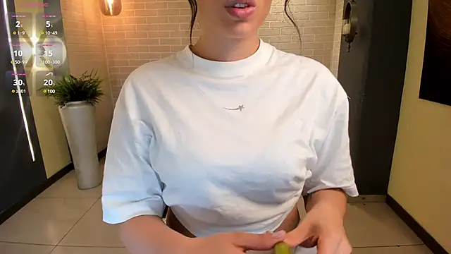 Snapshot of IrinaPortman chatting on February 19, 2025, 7:05 pm IrinaPortman online show from February 19, 2025, 7:05 pm