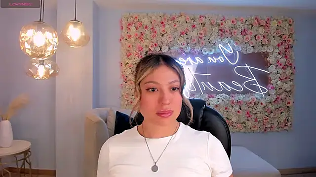 Snapshot of IrinaPortman chatting on October 29, 2025, 12:07 pm IrinaPortman online show from October 29, 2025, 12:07 pm