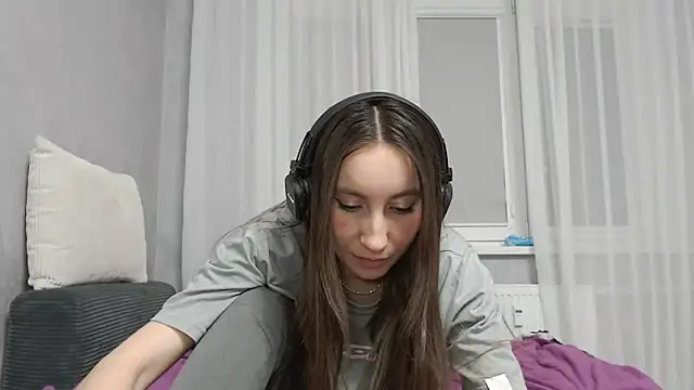 Snapshot of viviandaimond1 chatting on February 13, 2026, 6:15 pm viviandaimond1 online show from February 13, 2026, 6:15 pm