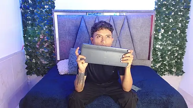 Snapshot of Edward_Milleer chatting on December 13, 2024, 2:38 pm Edward Milleer online show from December 13, 2024, 2:38 pm