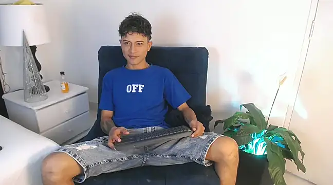 Snapshot of Edward_Milleer chatting on December 22, 2024, 2:38 pm Edward Milleer online show from December 22, 2024, 2:38 pm