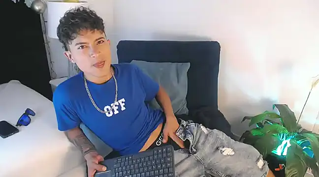 Snapshot of Edward_Milleer chatting on December 22, 2024, 5:42 pm Edward Milleer online show from December 22, 2024, 5:42 pm