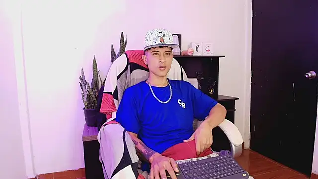 Snapshot of Edward_Milleer chatting on November 5, 2025, 3:56 pm Edward Milleer online show from November 5, 2025, 3:56 pm