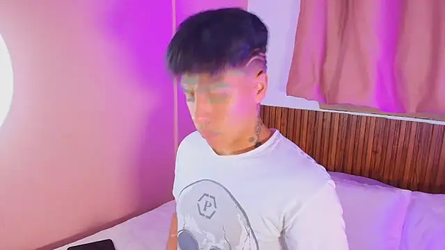 kiing azahell online show from March 21, 2026, 1:43 am