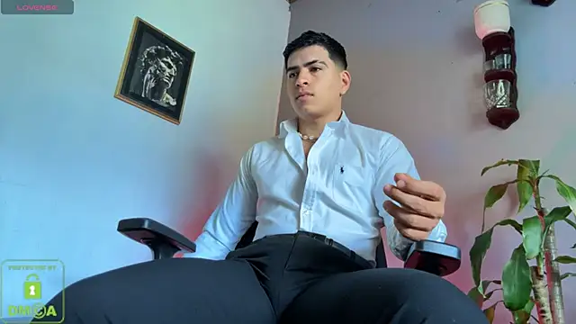 Snapshot of Adrian_Mill3r chatting on November 4, 2025, 4:50 pm Adrian Mill3r online show from November 4, 2025, 4:50 pm