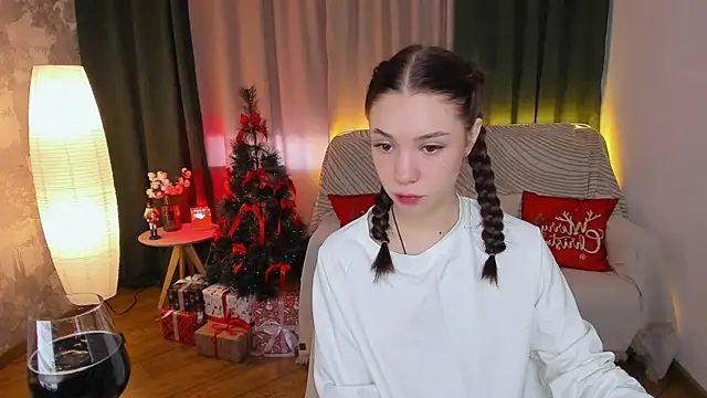 Snapshot of MilliBrown_ chatting on December 17, 2024, 7:07 am MilliBrown online show from December 17, 2024, 7:07 am